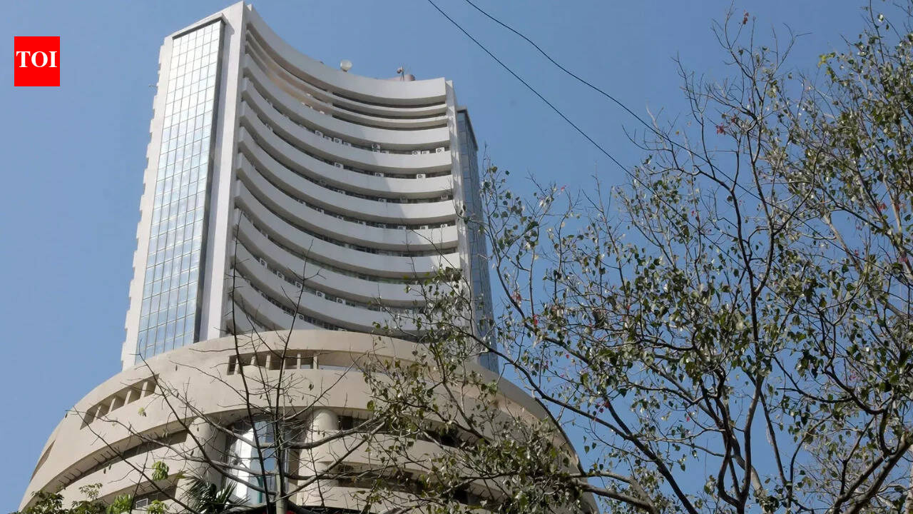 शांति वार्ता अधर में, कच्चे तेल में तेजी से डी-सेंट पर असर, सेंसेक्स लुढ़का