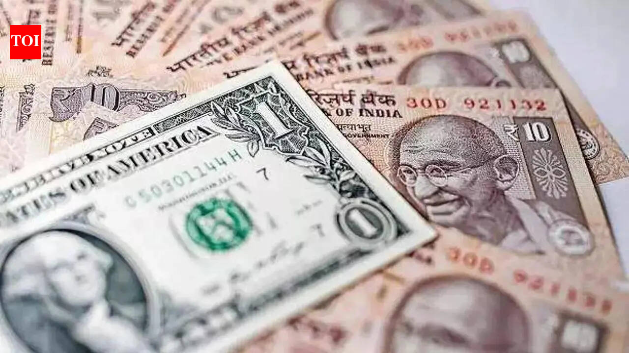 रिकॉर्ड निचले स्तर से मुद्रा में उछाल के बीच रुपये की रक्षा के लिए आरबीआई ने भारी डॉलर की बिक्री शुरू की है: रिपोर्ट