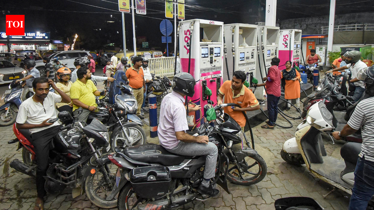 ईंधन की कीमतें फिर बढ़ीं: पेट्रोल, डीजल की दरें 2 रुपये से ज्यादा बढ़ीं; 2 सप्ताह में चौथी वृद्धि