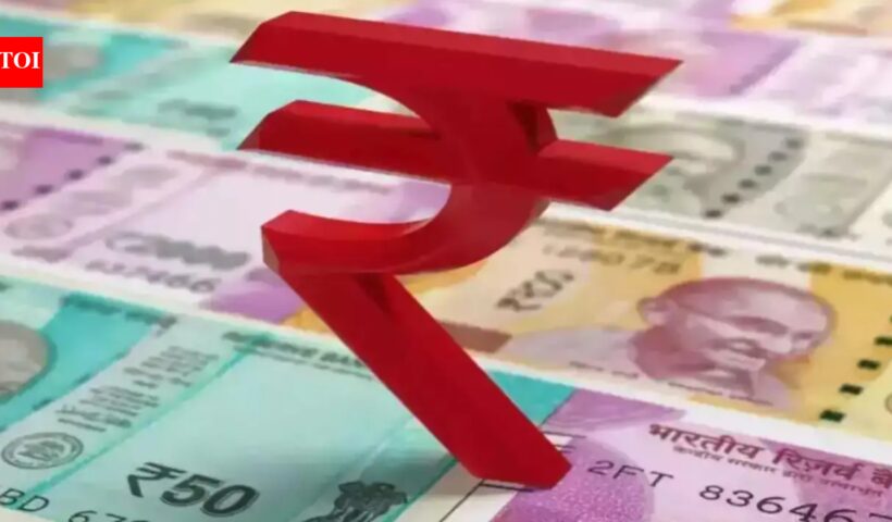 रुपये का अवमूल्यन: मध्य पूर्व की अनिश्चितता के बीच डॉलर के मुकाबले रुपया 30 पैसे गिरकर 94.63 पर आ गया