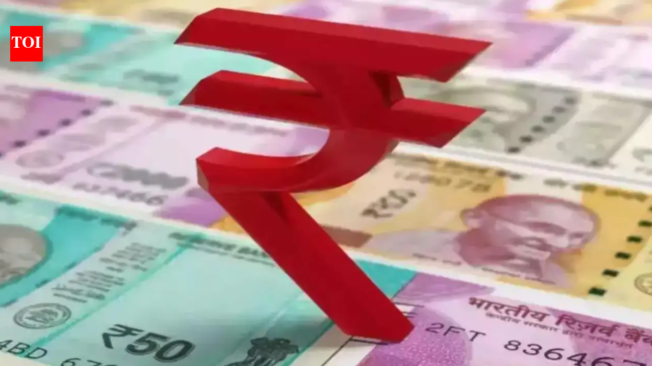 रुपये का अवमूल्यन: मध्य पूर्व की अनिश्चितता के बीच डॉलर के मुकाबले रुपया 30 पैसे गिरकर 94.63 पर आ गया
