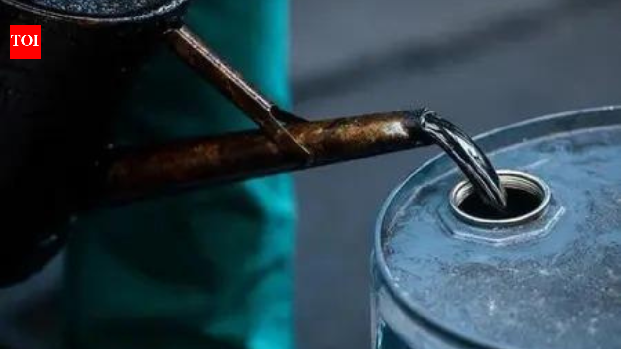 सऊदी अरब ने अगस्त में एशिया के लिए कच्चे तेल की कीमतों में 11 डॉलर प्रति बैरल की कटौती की, जो 20 वर्षों में सबसे बड़ी कटौती है