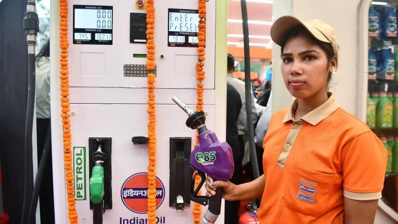 E20 पेट्रोल विवाद: सरकार ने इथेनॉल-मिश्रित पेट्रोल के माइलेज, प्रदर्शन, क्षति, मूल्य निर्धारण और अधिक पर प्रभाव पर 9 अक्सर पूछे जाने वाले सवालों के जवाब दिए