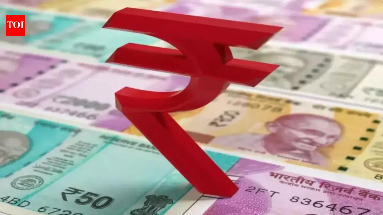 तेल की कीमतें फिर से बढ़ने के कारण मई के बाद पहली बार अमेरिकी डॉलर के मुकाबले रुपया 96 के पार चला गया